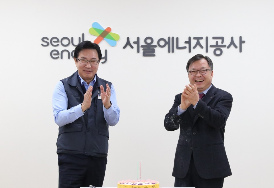 김중식 서울에너지공사 사장(오른쪽)과 박형식 노동조합 위원장이 노사협의에 앞서 박수를 치며, 기념촬영을 하고 있다.