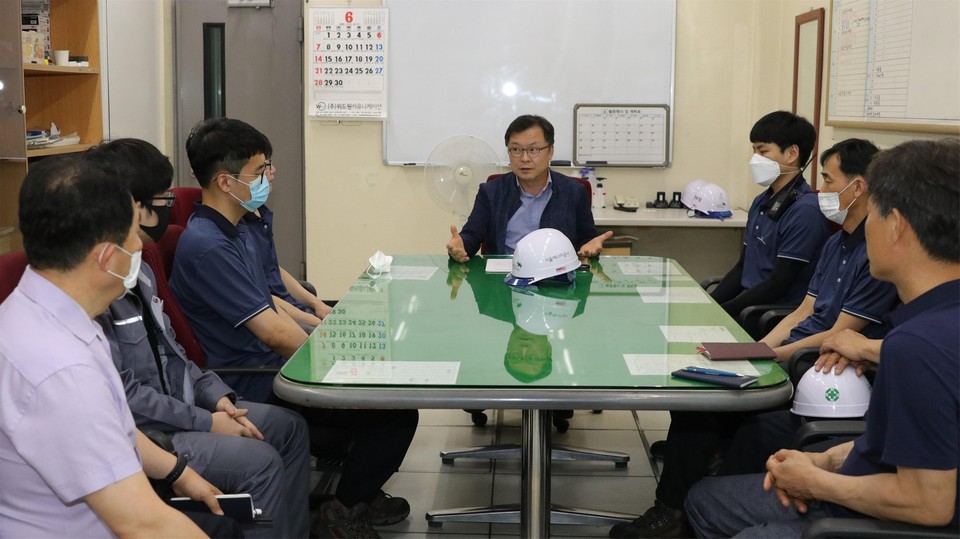 김중식 서울에너지공사 사장(가운데)이 지난 18일 야간 교대 근무자들을 격려하기 위해 서부지사에 방문, 직원들과 간담회 시간을 갖고 있다.