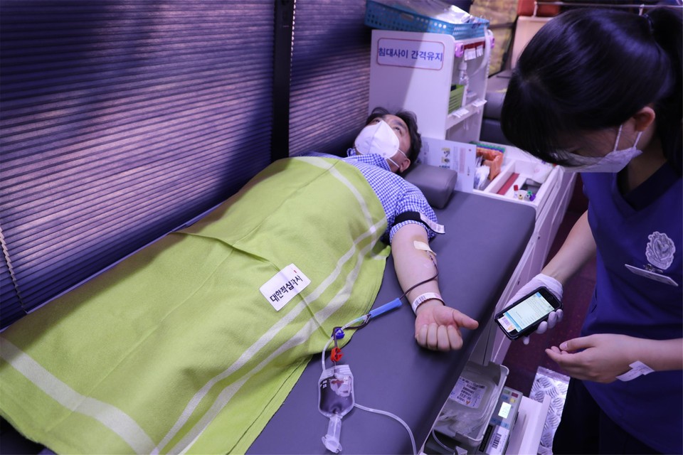 김영남 서울에너지공사 상임감사가 4일 진행된 릴레이 사랑의 헌혈 행사에 참여해 헌혈을 하고 있다.