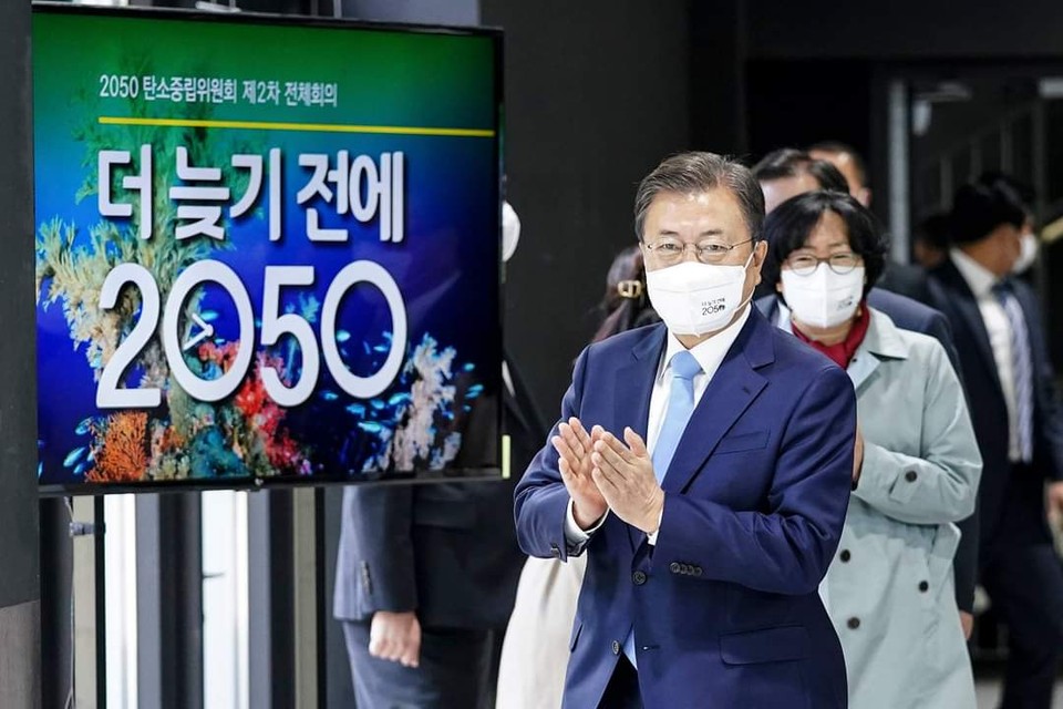 문재인 대통령이 18일 서울 용산구 노들섬 다목적홀에서 열린 2050 탄소중립위원회 제2차 전체회의 참석을 위해 입장하고 있다.