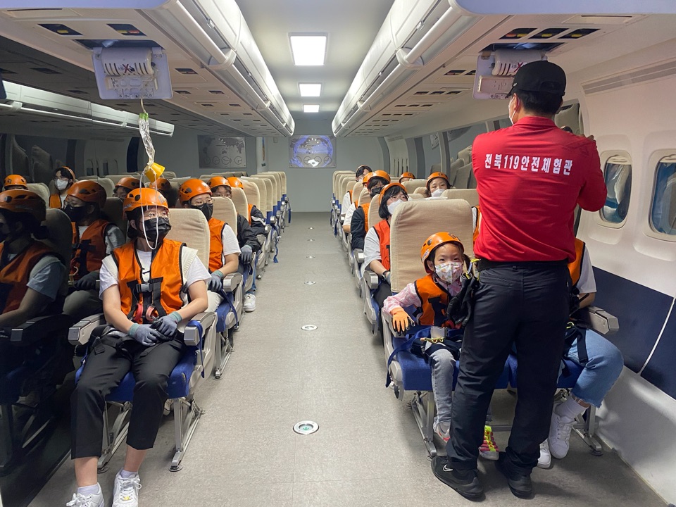 충남 태안군 내 어린이들이 지난 6일 전국 최대 규모의 종합재난체험관인 전북119안전체험관에서 위기탈출체험을 진행하고 있다.