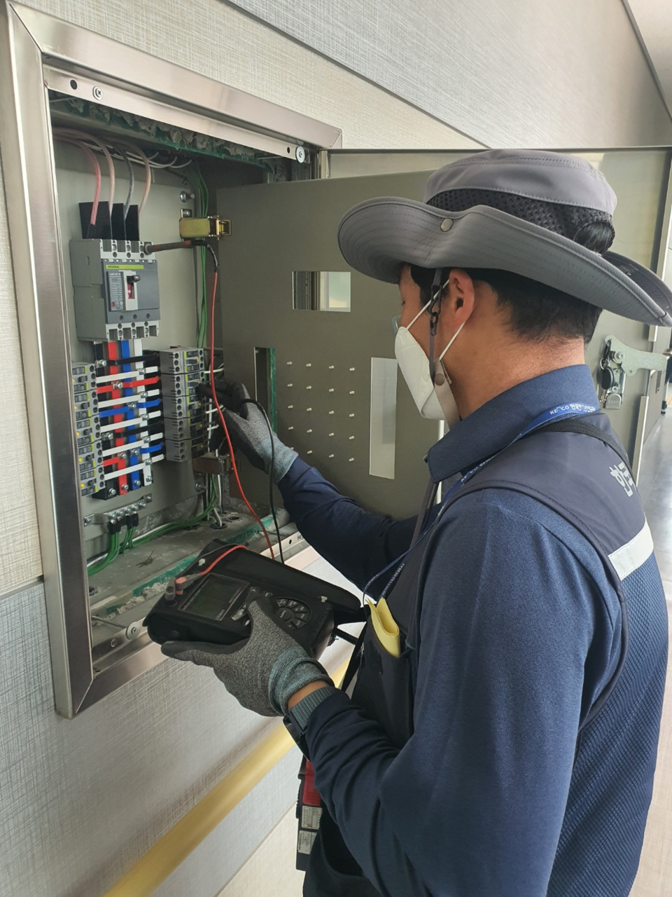전기안전공사 직원이 전기설비를 점검하고 있다.