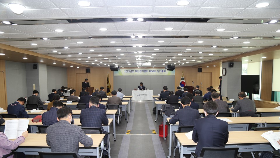 전기협회는 28일 서울 송파구 소재 전기회관 15층 교육장에서 ‘제58회 정기총회’를 열어 2030 비전 ‘에너지 전환을 선도하는 혁신 플랫폼’을 수립하고 ‘2023년도 사업계획 수지예산(안) 등의 안건을 심의·의결했다.