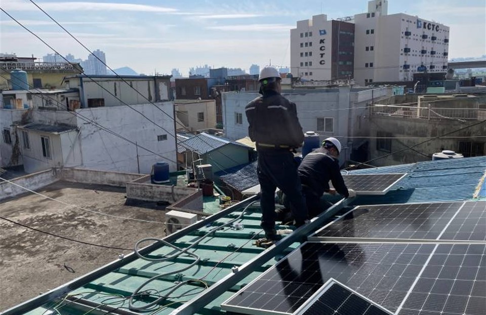 남부발전과 굿피플 부산지역본부 관계자들이 ‘밝혀줘 홈즈’ 1호 사업의 일환으로 부산 남구 우암동 소재 저소득 장애인가구 지붕에 에너지 비용 절감을 위한 태양광 패널을 설치하고 있다.