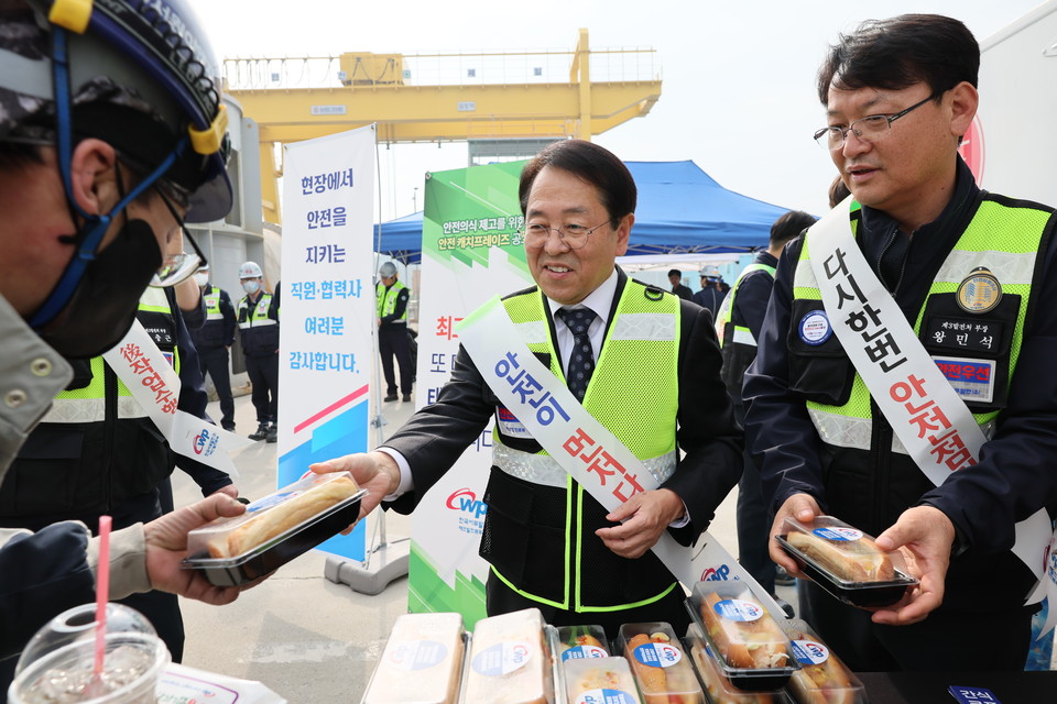 박형덕 서부발전 사장(가운데) 지난 22일 태안발전본부에서 운영 중인 안전 푸드트럭을 찾아 계획예방정비 협력사 근로자에게 식사를 나눠주고 있다.
