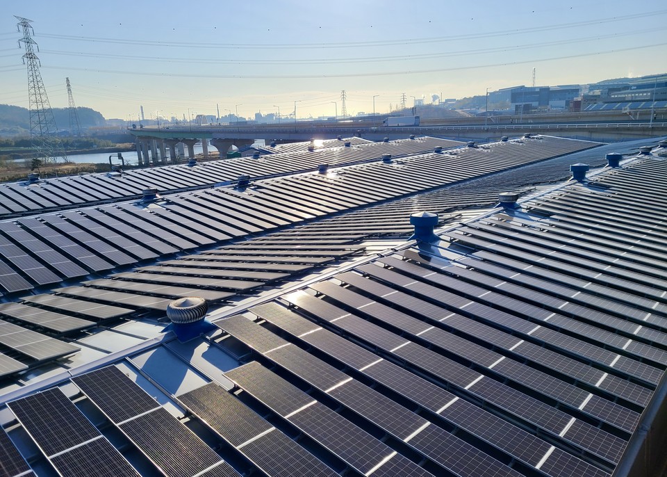 동서발전이 울산 지역 산업단지에 설치한 지붕태양광.