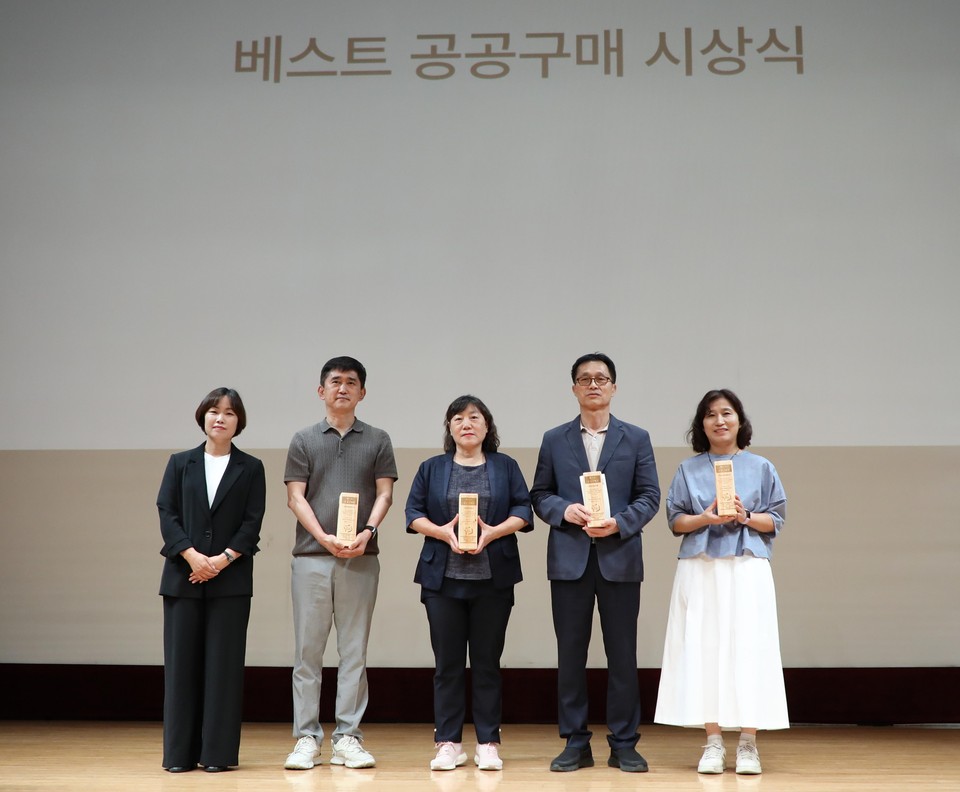 황정미 서울에너지공사 홍보실장(가운데)이 양천구사회적경제통합지원센터로부터 ‘베스트 공공구매상’을 수상한 뒤 기념촬영을 하고 있다.
