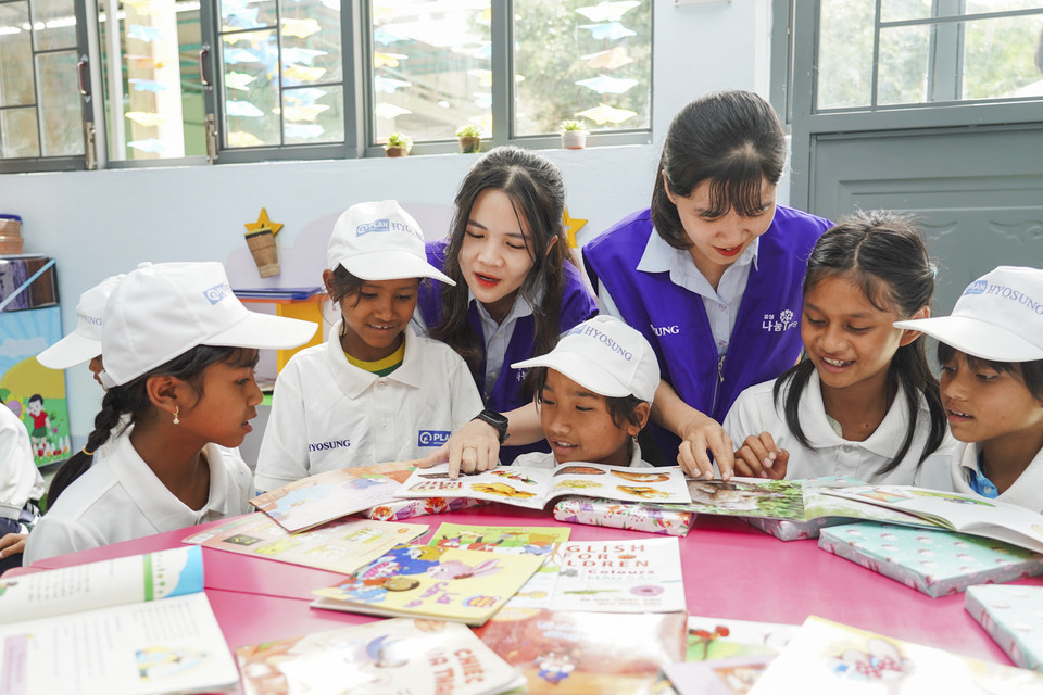 망덴 기숙형 초등학교 학생들이 효성으로부터 기증 받은 도서들을 보며, 즐거워하고 있다.