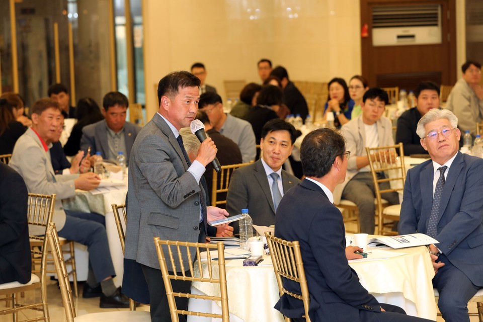 지난달 23일 진행된 울산지점 간담회에서 김진모 서우전력 대표가 발언하고 있다.
