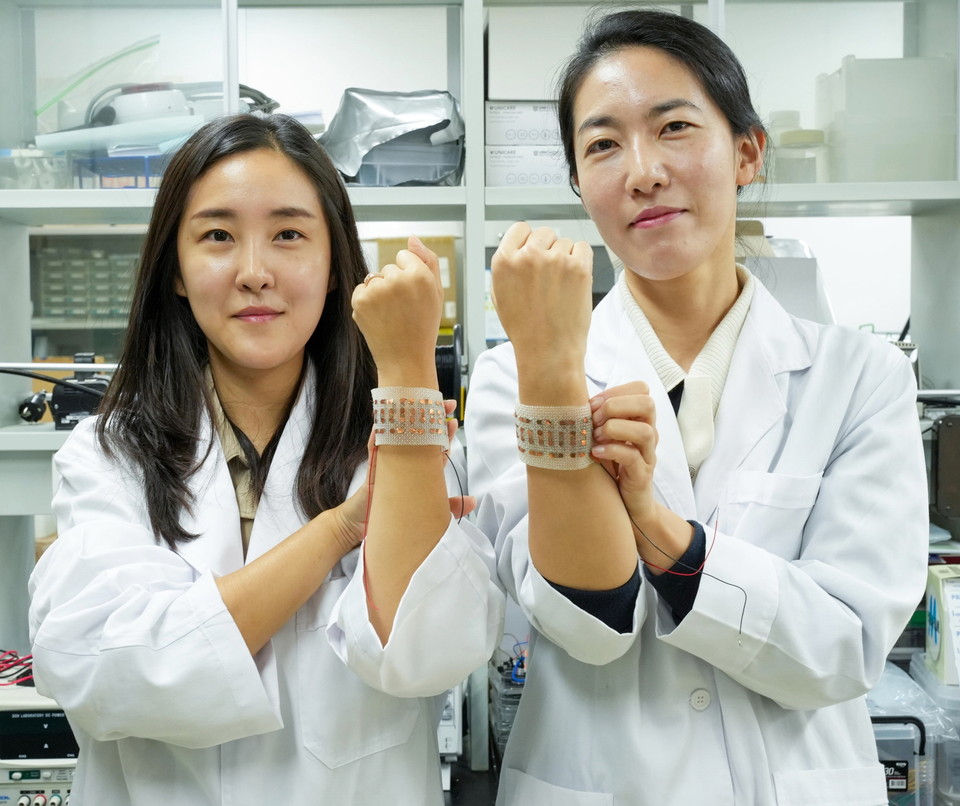 전기연구원 최혜경(왼쪽)·윤민주 박사가 메타물질을 활용한 고신축·고효율성 열전소자를 선보이고 있다.