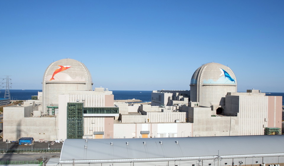 신한울 원자력발전소 1호기(왼쪽)와 2호기 전경.