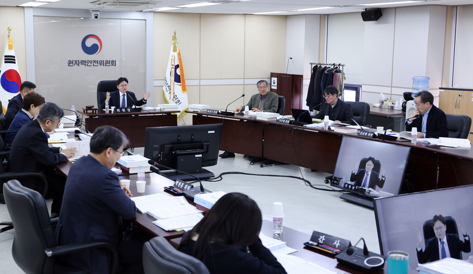 지난 14일 서울 중구 원자력안전위원회 대회의실에서 열린 제92회 원안위 회의에서 유국희 원안위원장이 위원들과 안건에 대해 논의하고 있다.