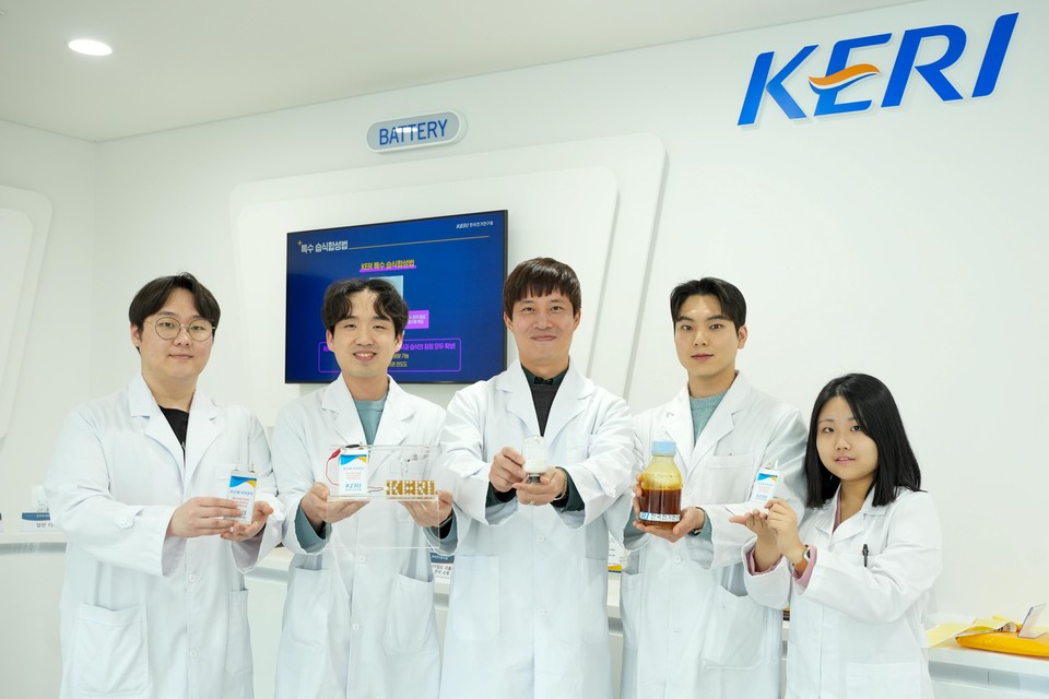 전기연구원 박준우 박사(가운데)팀이 습식 합성 공정으로 제조된 고체전해질과 이를 활용한 전고체전지 시제품을 들어 보이고 있다.